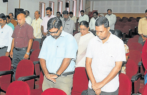 Teaching and non-teaching faculty of KSOU observe silence on Thursday, as a mark of respect to Srikantadatta Narasimharaja Wadiyar the royal scion of Mysore who passed away  recently. DH PHOTO