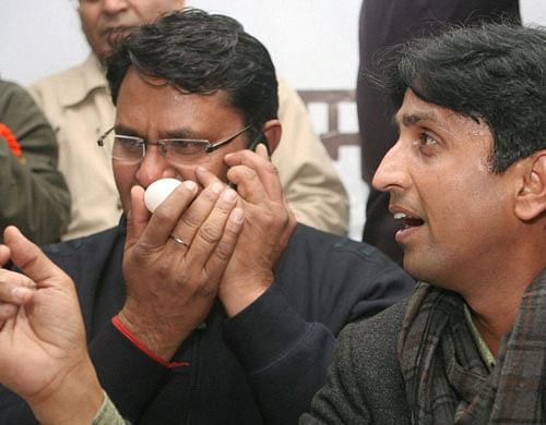 AAP leaders Kumar Vishwas (right) and Vinod Kumar Binny (left) showing an egg allegedly thrown at them at a press  conference in Lucknow on Saturday. PTI