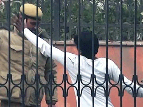 Aam Aadmi Party released  video in which the cops are seen beating a man / TV Grab