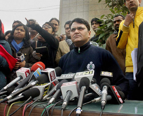 Expelled Aam Aadmi Party (AAP) legislator Vinod Kumar Binny called off his hunger strike Monday, a few hours after declaring that he would protest against the Delhi government. PTI
