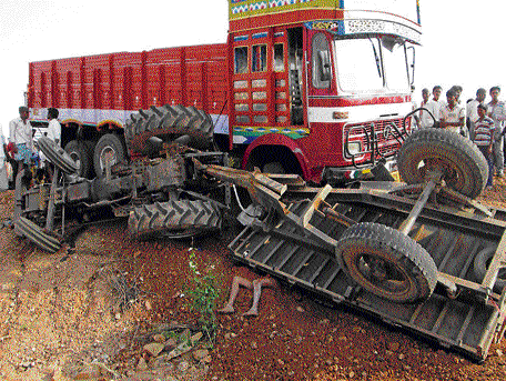 The mangled remains of the tractor on the Gadag-Mundargi State Highway. dh photo