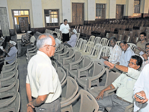 AAP&#8200;MP&#8200;candidate M&#8200;R&#8200;Vasudeva having a word with one of the participants of AAP&#8200;convention at Don Bosco Hall in Mangalore on Sunday. Hardly a few turned up for the convention. DH Photo