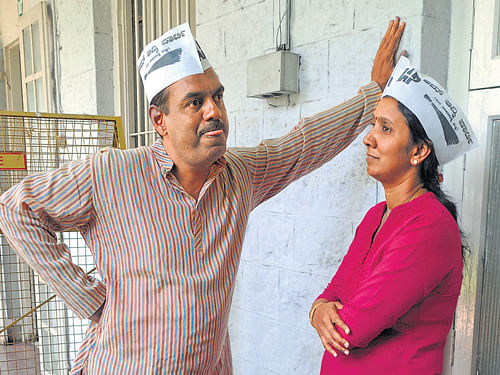 AAP candidate from the Bangalore Central constituency  V Balakrishnan with wife Chitra, waits for his turn to file nomination in Bangalore on Monday. DH Photo