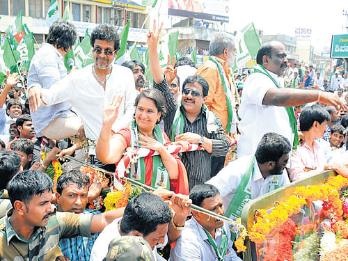 JD(S) candidate from the Shimoga Lok Sabha constituency Geetha with her actor-husband Shivrajkumar at an election rally in Shimoga on Monday. DH photo