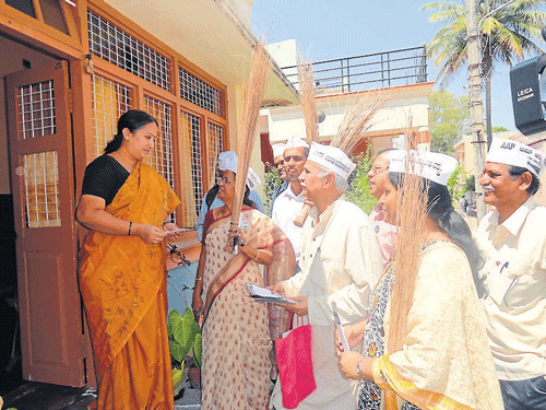 AAP candidate from Mysore-Kodagu Lok Sabha constituency Padmamma M V campaigns in Mysore, on Tuesday. DH Photo
