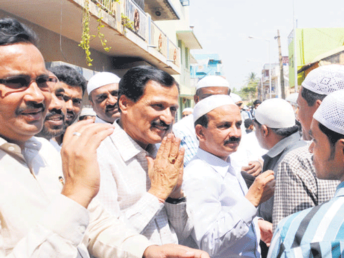 Congress candidate S P Muddahanumegowda woos Muslims in Tumkur on  Friday. DH Photo