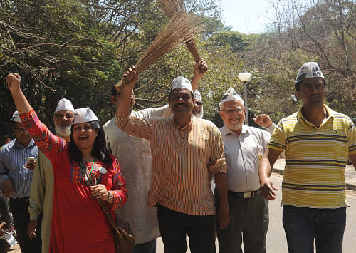 Aam Aadmi Party Bangalore Central Loksabha Election constituency candidate V Balakrishnan along with AAP members, DH photo