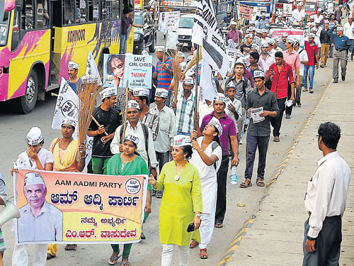 AAP volunteers take out a road show in Mangalore on Saturday. DH photo