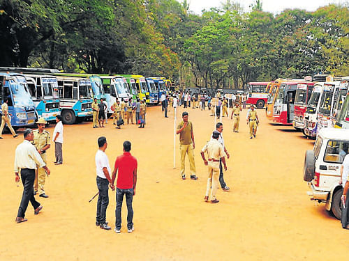Buses are waiting for polling personnel in Udupi on Wednesday. DH Photo