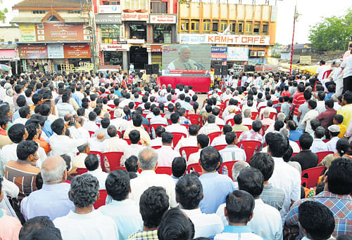 People watch the live telecast of Prime Minister Narendra Modi's oath-taking ceremony, at a specially arranged screening in Hubli on Monday. DH Photo