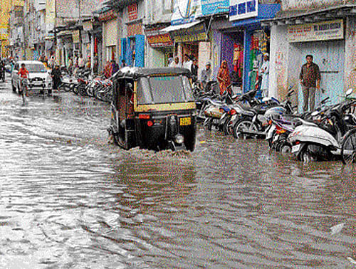 water everywhere: Heavy rain led to waterlogging, affecting movement of vehicles in Raichur on Saturday.  dh photo