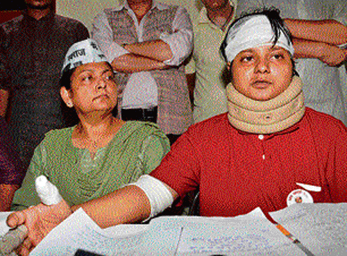 An injured Shweta Pathak along with AAP leader Parveen Amanullah speaks to the media in Patna. DH Photo