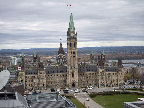 Police surround Parliament Hill in Ottawa on Wednesday Oct. 22, 2014. Air defence forces were put on high alert and cities across the US increased security after Wednesday's deadly shooting attacks on the Canadian parliament. AP photo