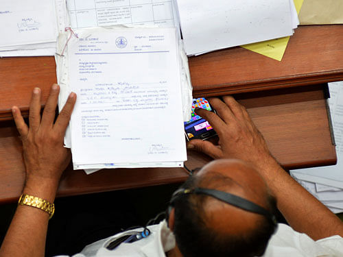 BJP Legislator U B Banakar playing 'Candy Crush' on his phone during a legislative session at Suvarna Soudha in Belgavi on Wednesday. DH Photo
