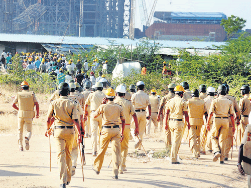 The police rush to the Yermaras Thermal Power Station site near Raichur after the death of a worker on Tuesday. DH Photo
