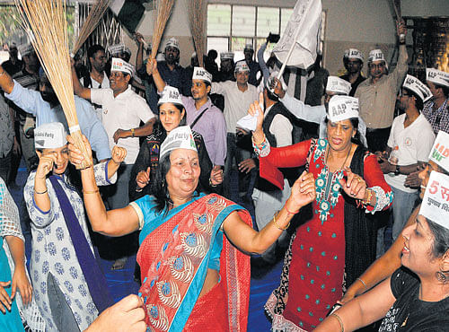 AamAadmi Partyworkers in the City celebrate the party's phenomenal victory in the Delhi Assembly elections on Tuesday. DH PHOTO