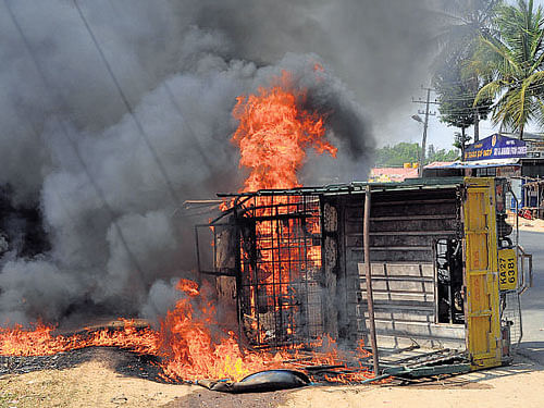 A goods carrier which was torched by miscreants during the bandh in Shivamogga on Saturday. dh photo