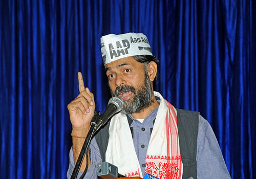 AAP leader Yogendra Yadav on Wednesday said that he would "neither split nor quit" the party. DH File Photo.