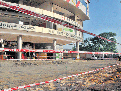 BBMP has demolished the compound wall of Esteem Mall to build a skywalk. DH&#8200;photo