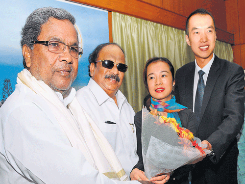 Chief Minister Siddaramaiah greets Yang Sophy and Sun Yicheng, the  representatives of the Shandong group from China, in Bengaluru on Thursday. Information Minister Roshan Baig is also seen. DH Photo