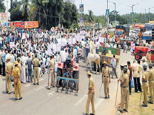 Farmers block the Bengaluru-Mysuru highway at Srirangapatna on Thursday to press for their various  demands. DH photo