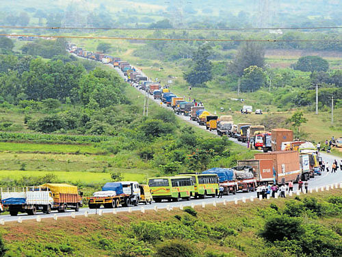 Vehicles stranded on the bypass in Dharwad due to protest by farmers. DH&#8200;Photos