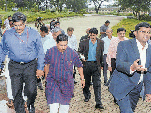 A Central teamled by Additional Secretary R Subramanian (left) at theWalmi campus near the High Court bench on the outskirts of Dharwad on Friday.MPPralhad Joshi, Deputy Commissioner P Rajendra Cholan and others are present. DH PHOTO