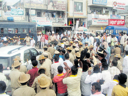 Police disperse protesters who blocked the vehicle of former chief minister B&#8200;S&#8200;Yeddyurappa in Sindhanur, Raichur district on Friday. DH&#8200;Photo