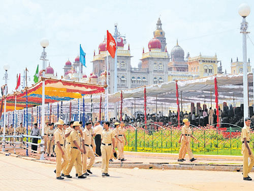 Police personnel gather near Amba Vilas Palace for rehearsals ahead of Jamboo Savari in  Mysuru on Wednesday. DH&#8200;PHOTO
