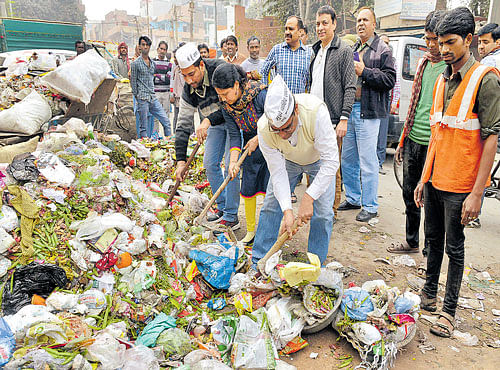 Aam Aadmi Party Workers cleared the garbage dumps in Patparganj in East Delhi on Sunday. DH PHOTO