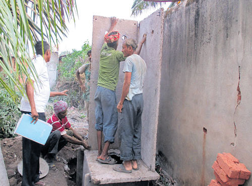 Labourers build toilets under the 'Swachha Habba' programmeat Gajapti in Badas GP in Belagavi. DH PHOTO