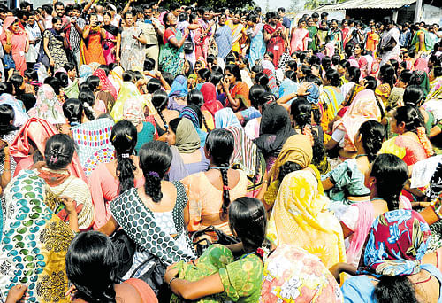 Garment workers blocked Mysuru-Bengaluru highway at Gejjalagere, near Maddur in Mandya, for more than 10 hours.