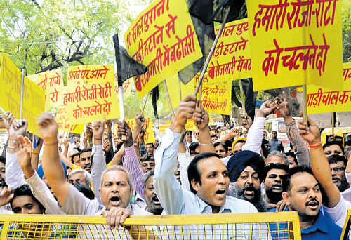 Members of All-Delhi Tempo and Mini Truck Owners Union protest against Green Tax at Jantar Mantar on Sunday. DH photo
