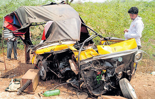The mangled remains of the autorickshaw which met with an accident on the Raichur-Belagavi State Highway near Lokapura in Mudhol taluk, Bagalkot district. DH Photo