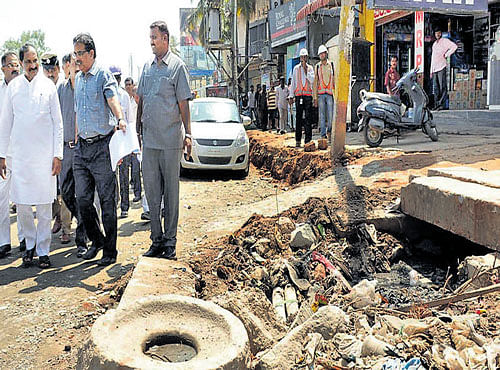 Bengaluru Development Minister K J George inspects a road in Nayandahalli on Monday. DH PHOTO