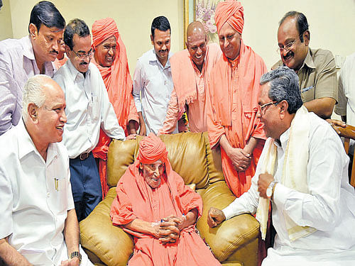 Chief Minister Siddaramaiah, former chief minister B S Yeddyurappa  enquire about the well-being of Siddaganga Mutt seer Shivakumara Swamiji at BGS Hospital in Bengaluru on Friday. Information Dept Photo