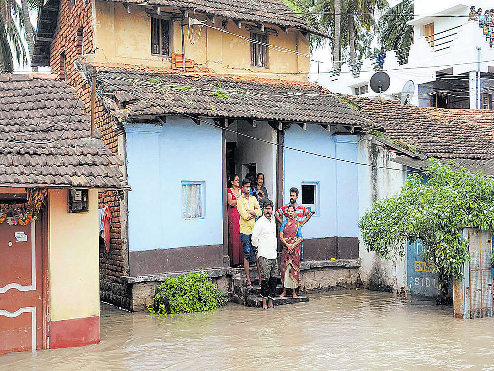 Houses in Old Mandali area of Shivamogga were flooded following a breach in the Tunga left bank canal on Wednesday. DH photo