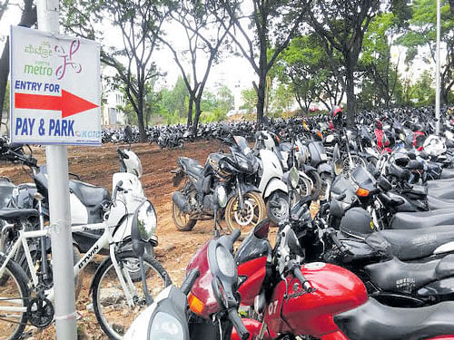 Without providing basic facilities, BMRCL has given a licence for collecting parking fees of up to Rs 60 a day. However, this has not gone down well with the commuters at Nayandahalli Metro station on Mysuru Road. DH Photo