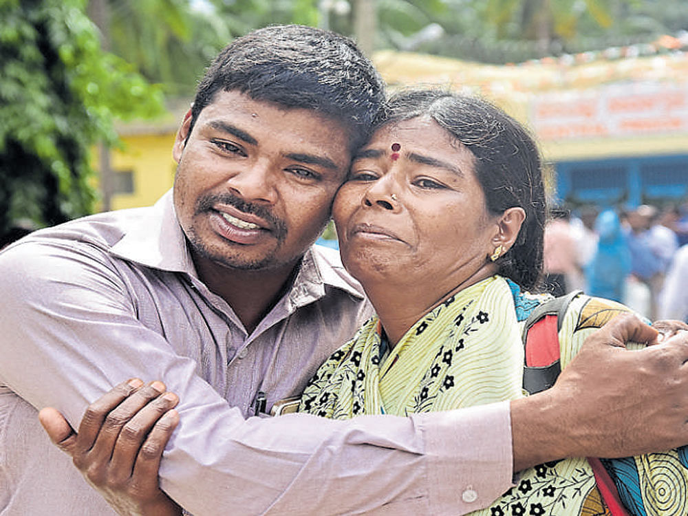 Magalli Mahesh consoles his mother Rajamma, who was released on good conduct, on Independence Day, near the Central Prisons Mysuru on Monday. DH&#8200;photo