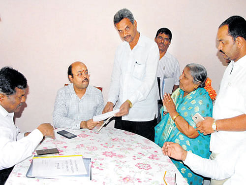 Chief Minister Siddaramaiah's son, Dr Yatindra receives  petitions from people at his T&#8200;K Layout residence, in Mysuru, on Wednesday. dh photo