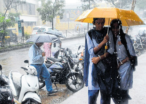Students head home as it rains in Belagavi on Tuesday.  DH&#8200;photo