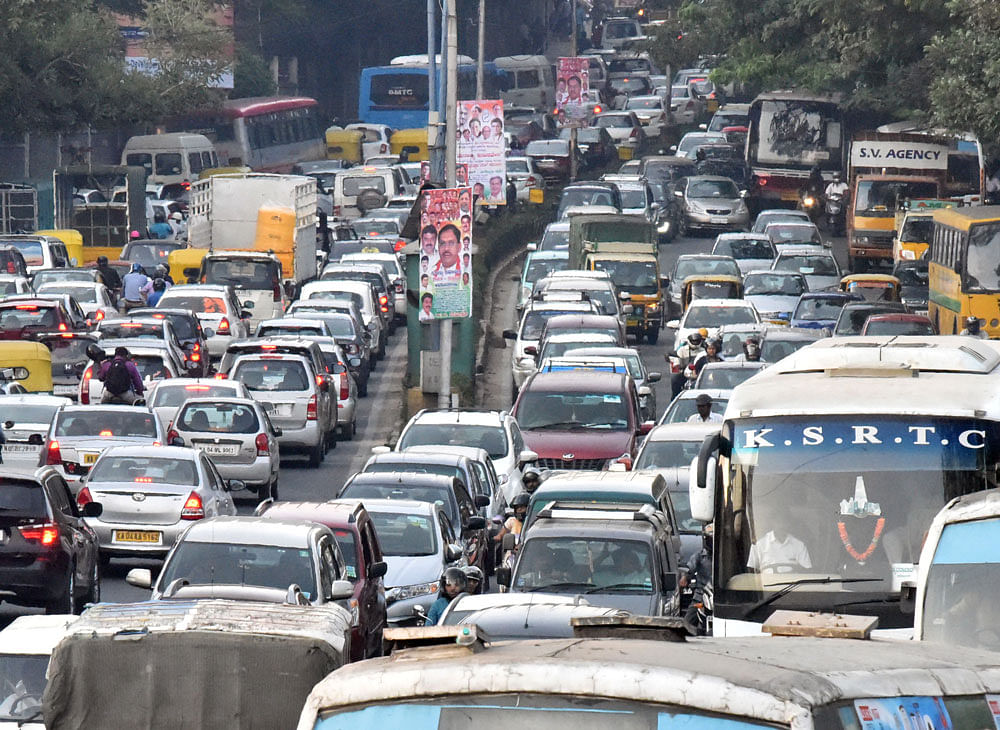 The Bruhat Bengaluru Mahanagara Palike (BBMP) needs to widen the road to ease traffic snarls. In the name of addressing traffic congestion, the government had proposed the steel flyover whose estimated cost was escalated from Rs 1,350 crore to around Rs 2,200 crore. DH file photo