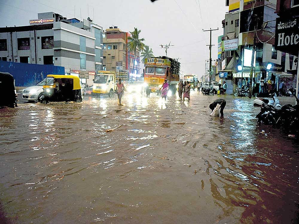 Hosur Circle in Hubballi is flooded due to heavy rain on Tuesday. DH Photo