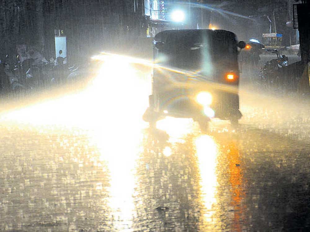 An autorickshaw makes its way as it rains in Belagavi  on Friday. DH&#8200;Photo