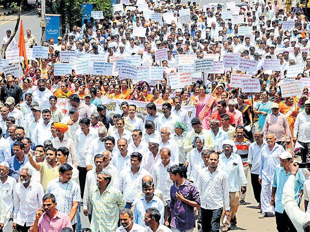 MES supporters take out a rally from Sambhaji Circle to the deputy commissioner's office in Belagavi on Thursday. DH PHOTO