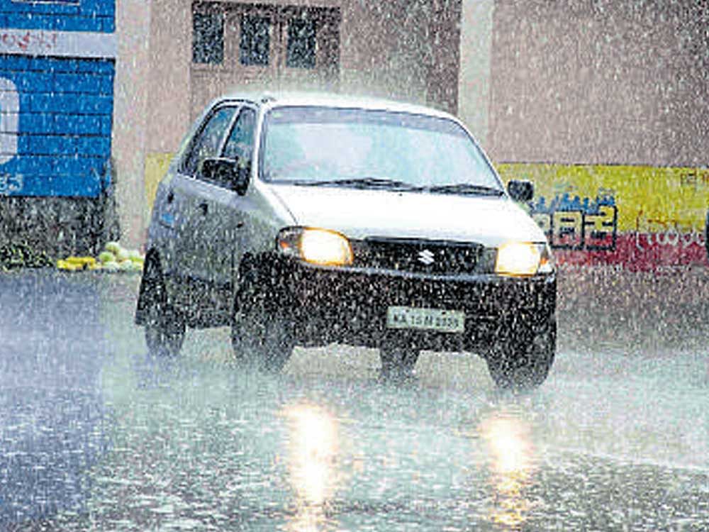 Heavy to moderate showers lashed Shivamogga city  on Friday. dh photo