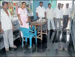 Government Lower Primary School at Gangammanapalya flooded with drain water on Wednesday due to heavy rains in Kolar on Tuesday. Teachers Saroja, Ramaiah, Chandrashekar, S Srinivas and others are seen. DH Photo