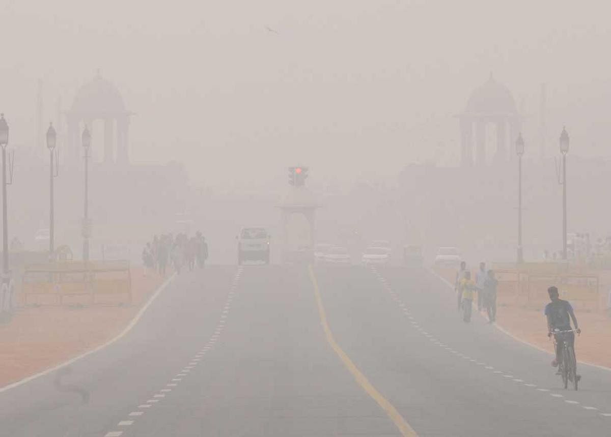 The toxic smog continued to envelope national capital today morning, with reduced visibility in some areas leading to the cancellation of ten trains in the city. DH file photo