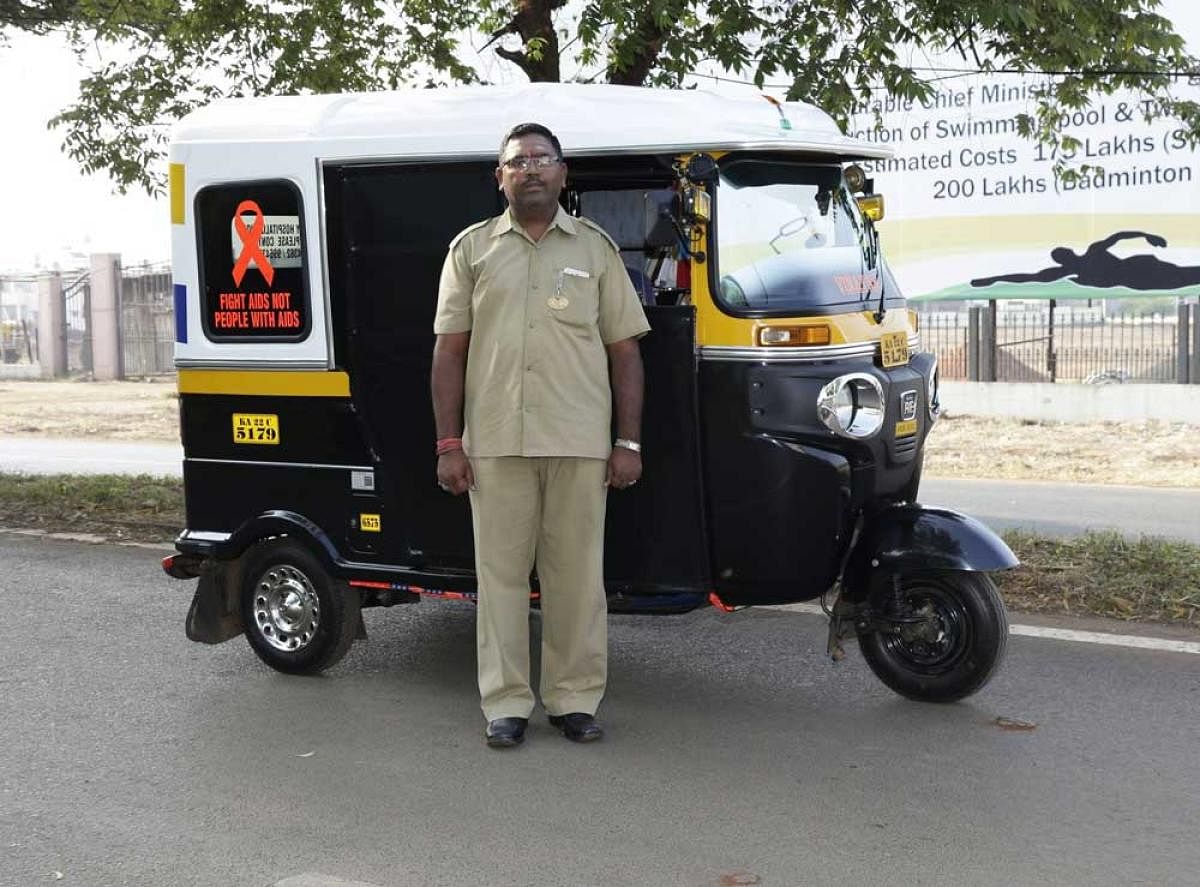Manjunath Ningappa Pujari, who drives  an auto every day after his office hours, offers free rides to those in emergency situations.  DH Photo