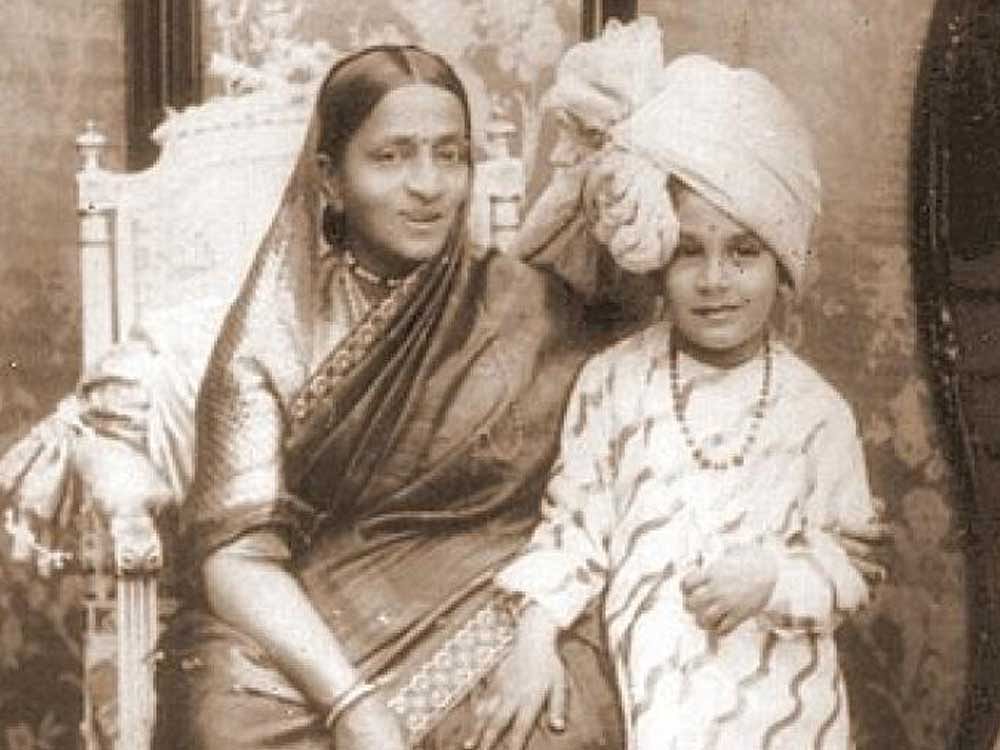 Maharani Kempananjammanni with her grandson Jayachamaraja Wadiyar.